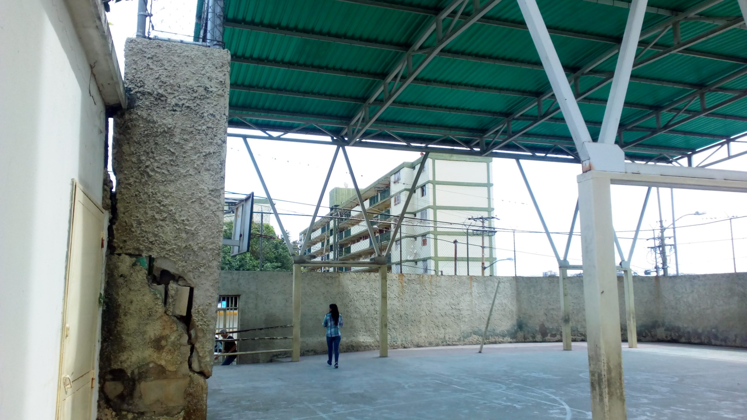 A punto de colapsar muro en escuela Anita Espinal