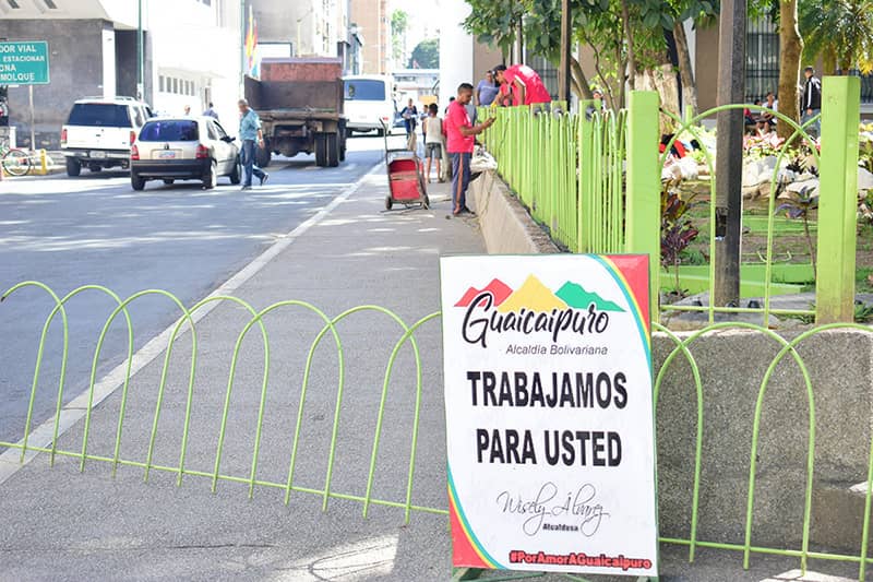 Alcaldía de Guaicaipuro embellece la plaza Bolívar