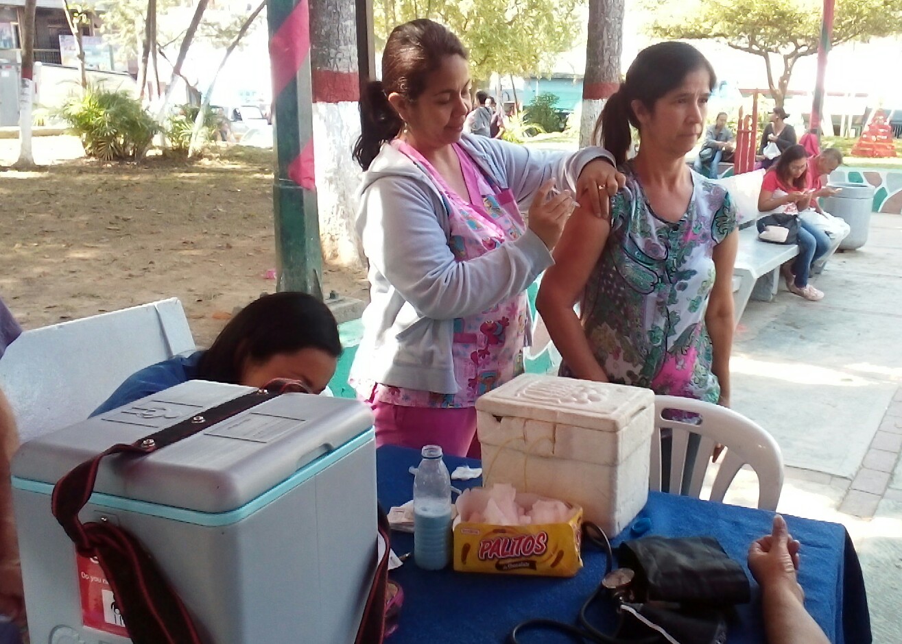 Realizan jornada de vacunación en la plaza Guaicaipuro
