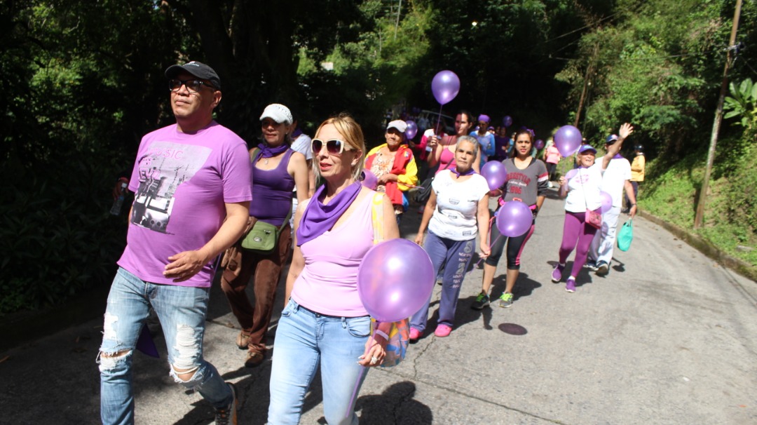 Mujeres caminaron por una  vida saludable sin violencia de genero