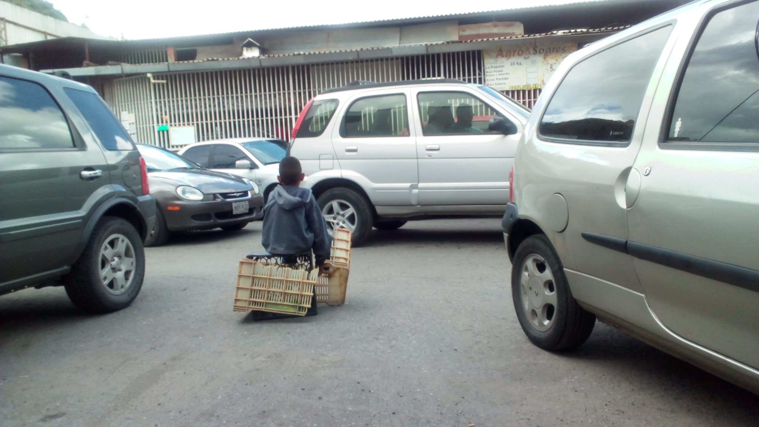 Padres usan a sus niños  para mendigar en el Mercado