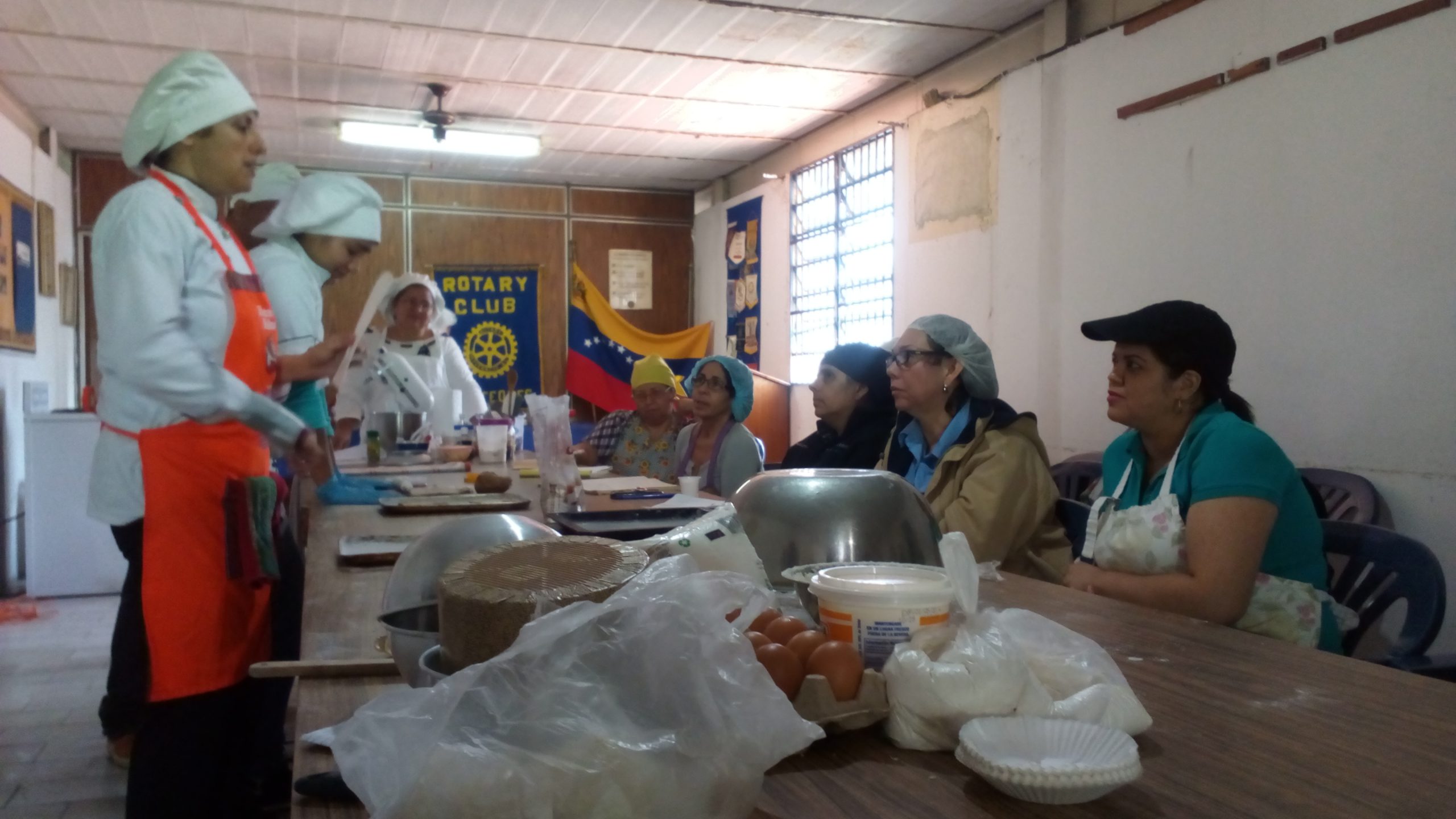 Enseñan a preparar platos navideños