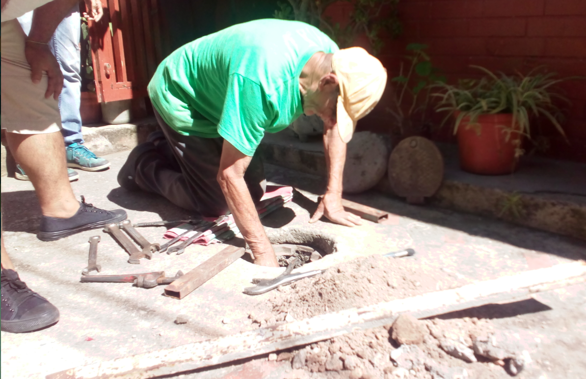 Vecinos están cansados de romper la calle en Pequeña Venecia