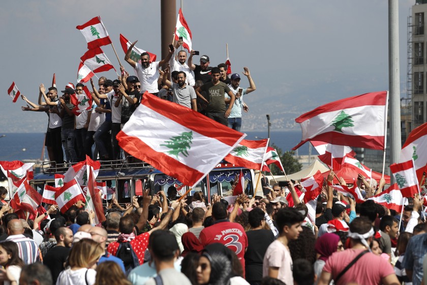 Los manifestantes bloquean carreteras y mantienen la presión en el Líbano