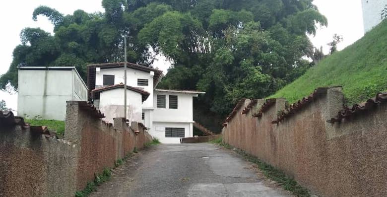 Encapuchados asaltan  la Casa Padre Torres