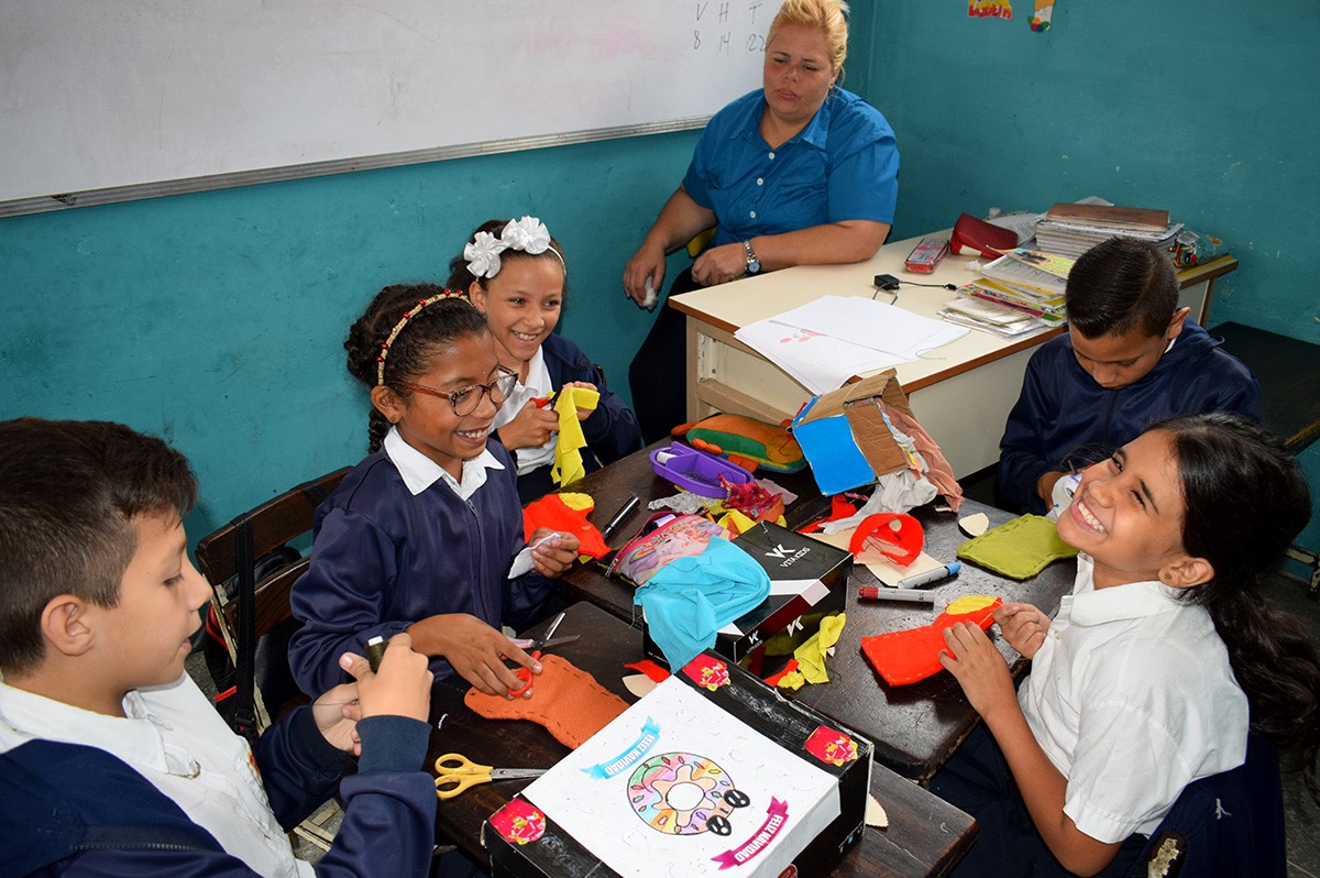 Enseñan a alumnos a decorar y coser