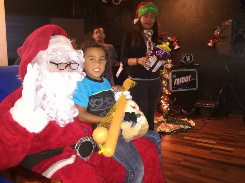 Santa Claus llevó regalos a niños salienses