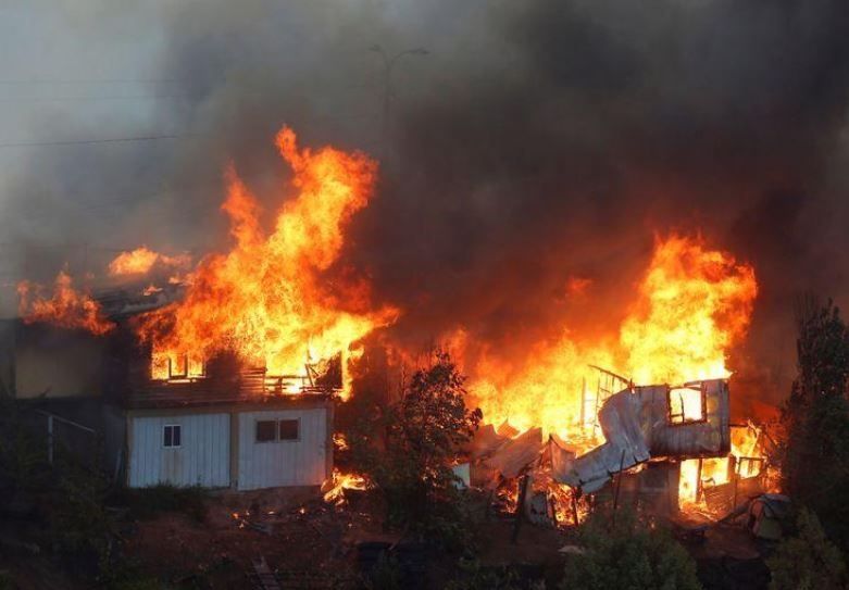 Incendios en Valparaíso dejan unos 700 damnificados y 245 casas destruidas