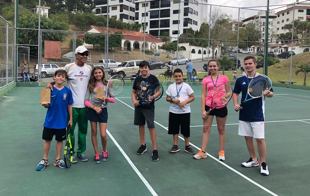 Escuela de Tennis Team culminó el año con torneo navideño