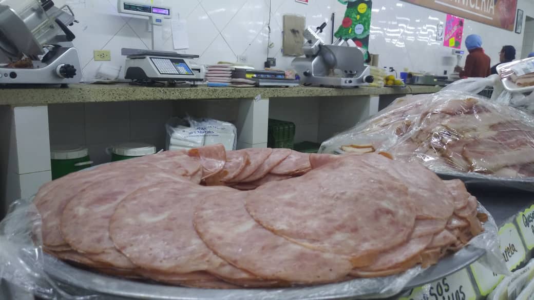 Jamón ahumado se vende como pan caliente