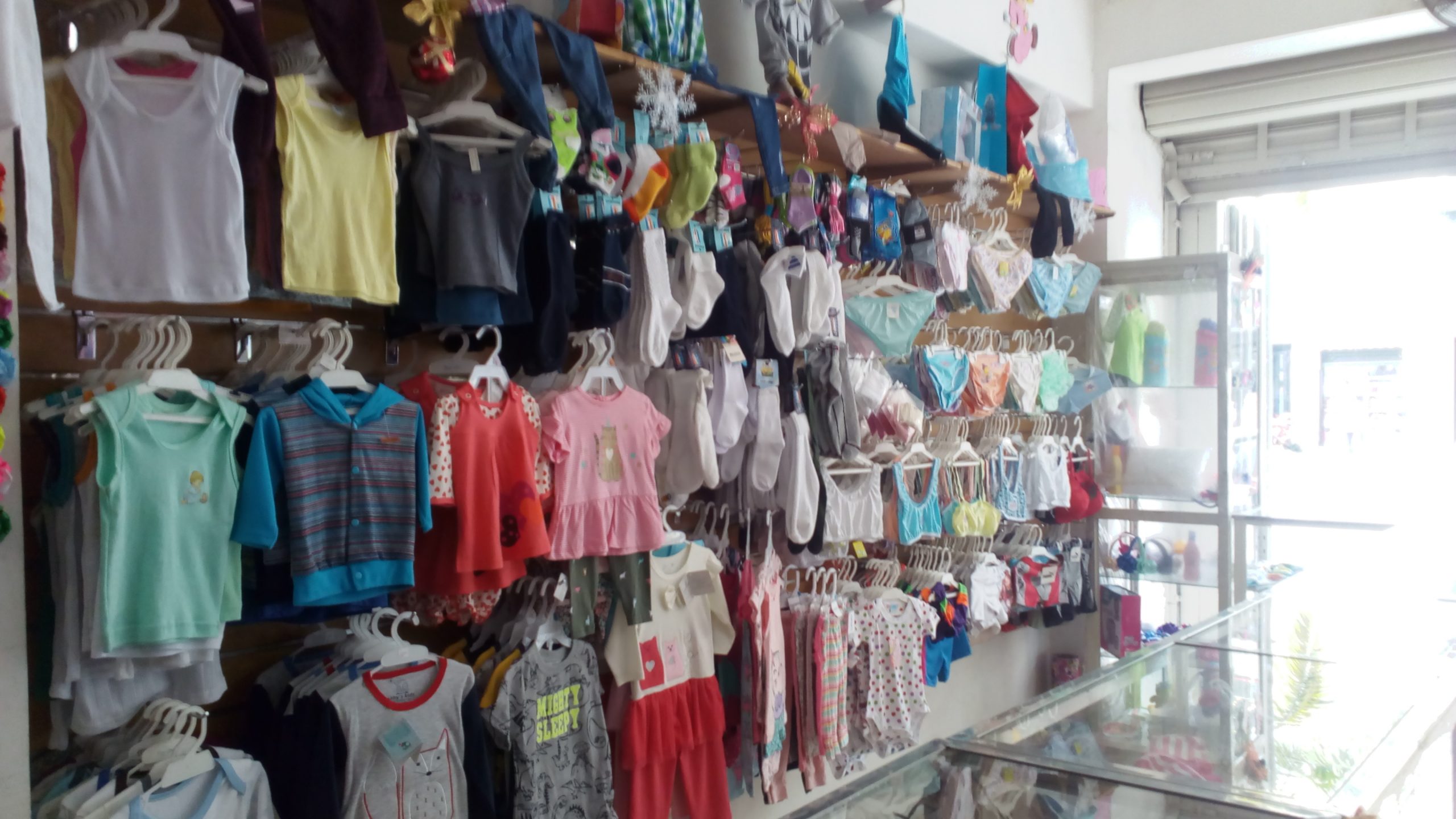 Quedan pocas tiendas de ropa para niños en Los Teques