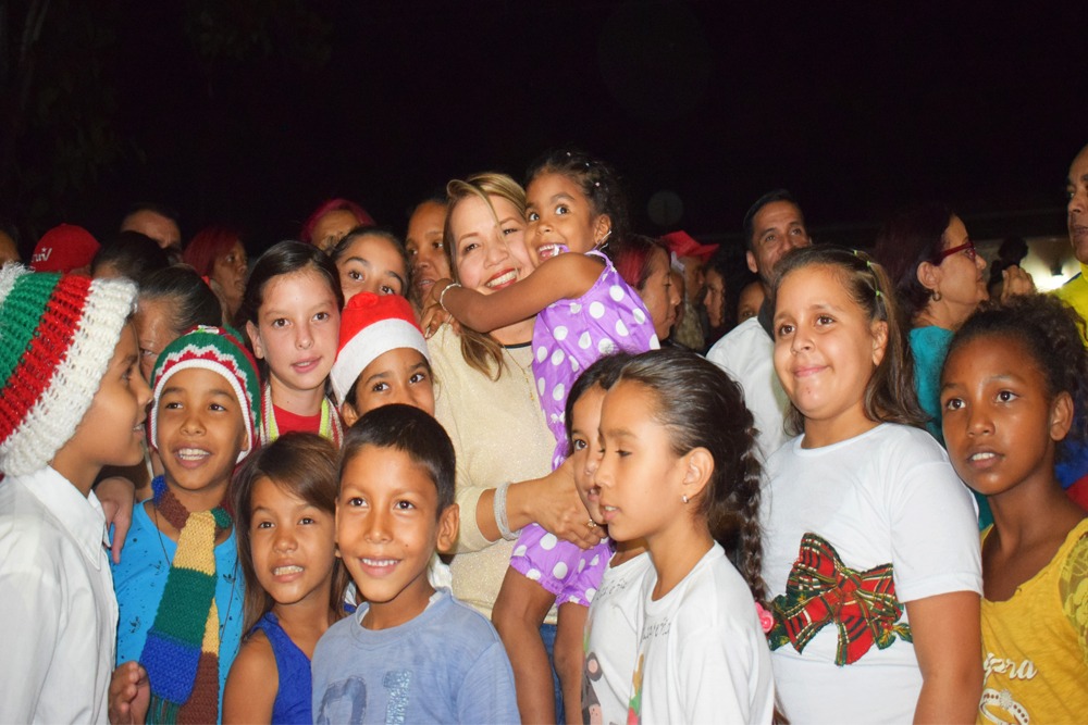 Alcaldesa dio inicio a fiestas navideñas en Tácata