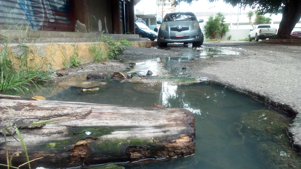 Cloacas inundan la calle El Estadio