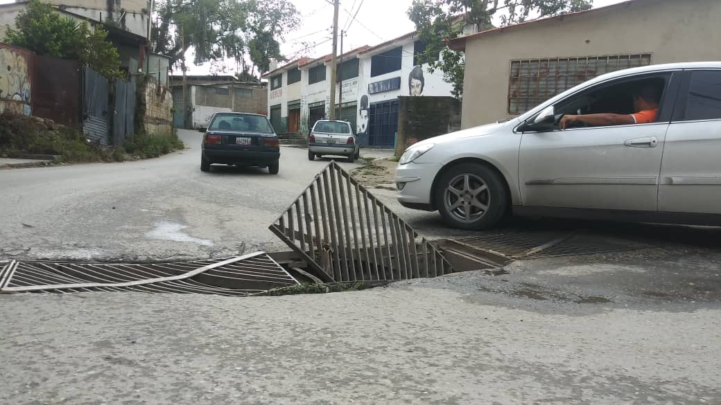 Vuelve a dañarse alcantarilla en la calle Libertad