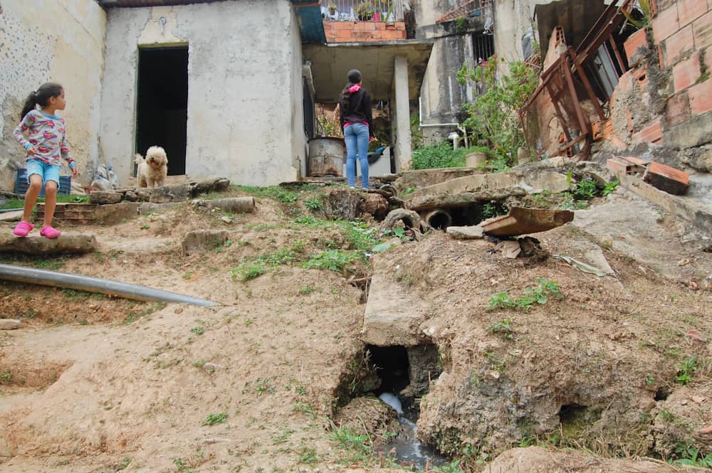 10 familias en riesgo tras colapso de tubería