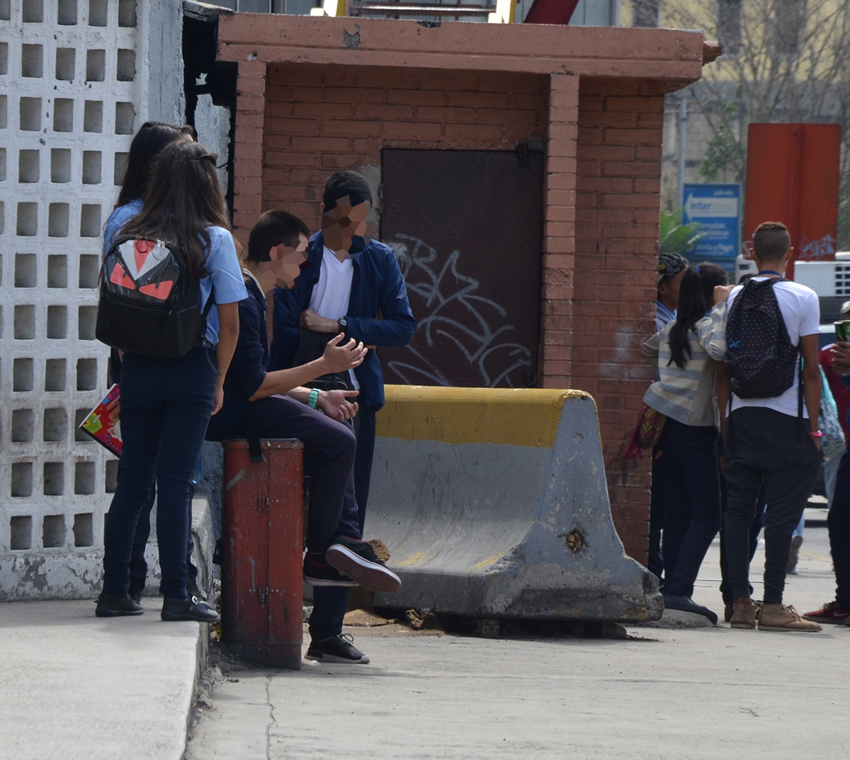 Grupos de estudiantes por las calles de los Teques preocupan a la sociedad
