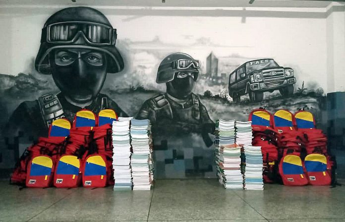 Capturadas dos personas vendiendo morrales escolares