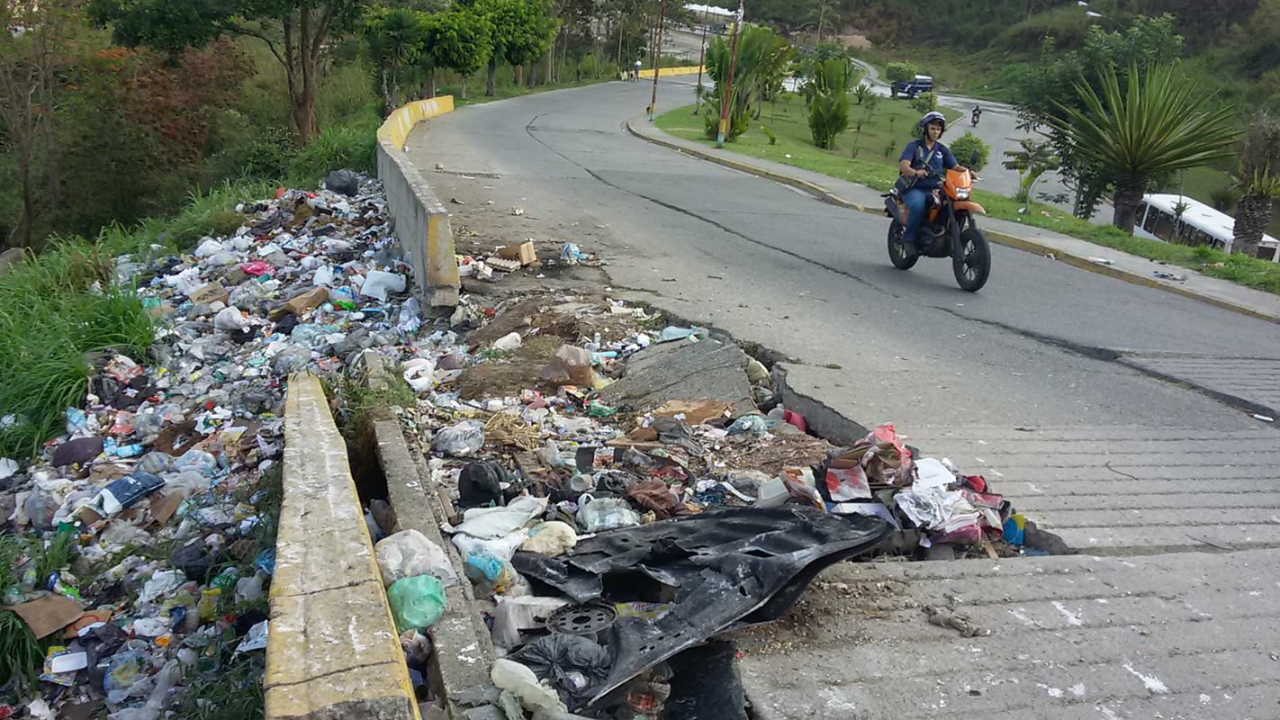 Avenida Francisco de Miranda convertida en un vertedero