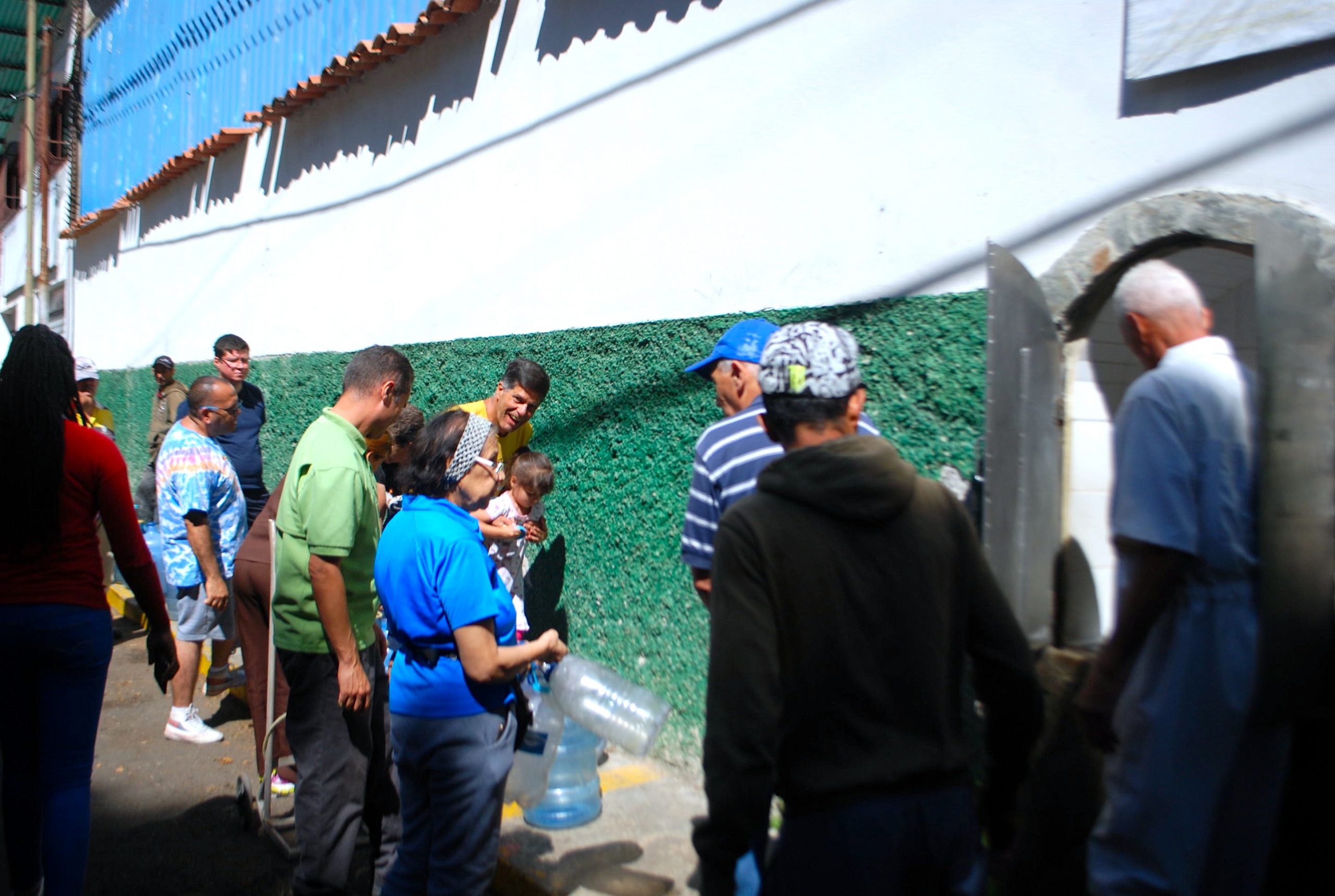 Siguen regalando agua limpia y pura en San Pedro de los Altos