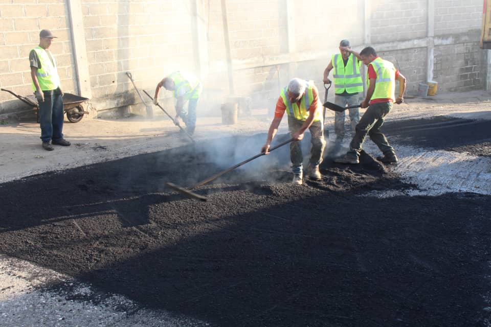 Aplican 190 toneladas de asfalto en tres sectores carrizaleños