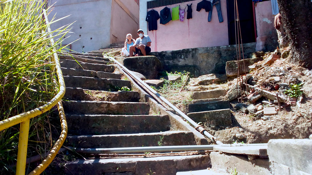 40 familias en riesgo por deterioro de escaleras