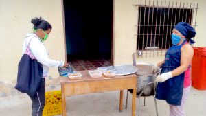 madre de dios dando comidad