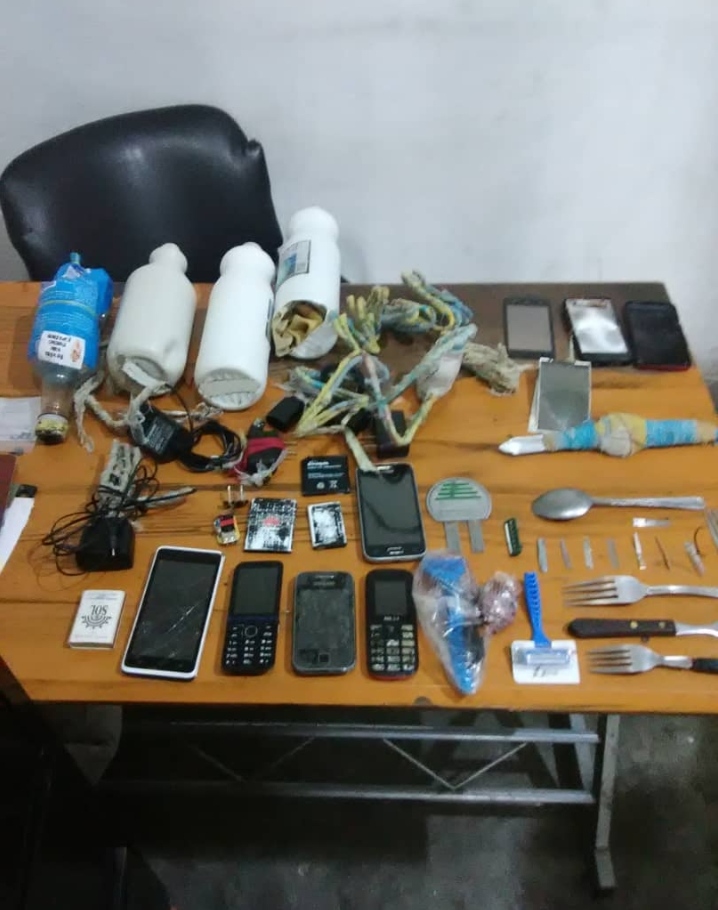 Hallan armas blancas y celulares en calabozos de Poliguaicaipuro