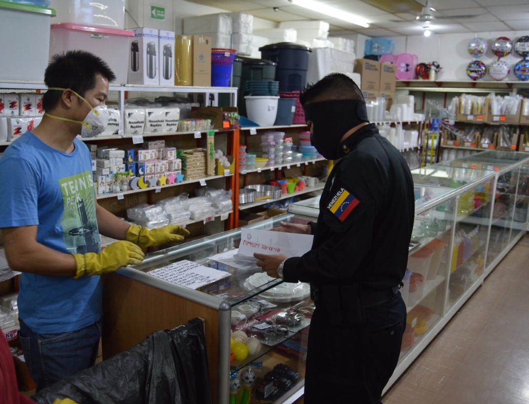 Multan a comerciantes  por abrir sus negocios