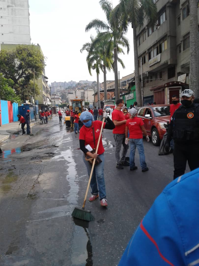 Desinfectan espacios del centro de Los Teques