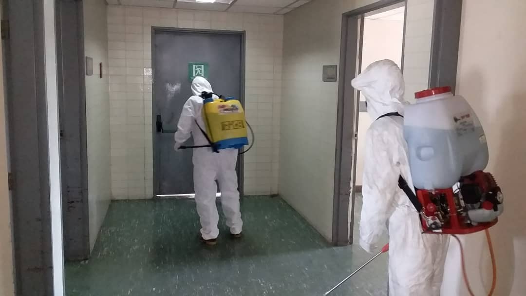 Bomberos y PC desinfectan áreas del Victorino Santaella