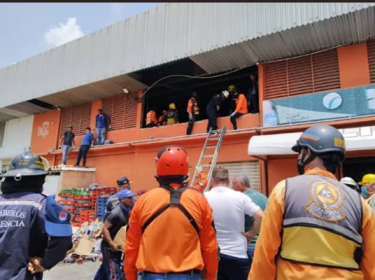 Mueren tras colapsar la estructura de una licorería