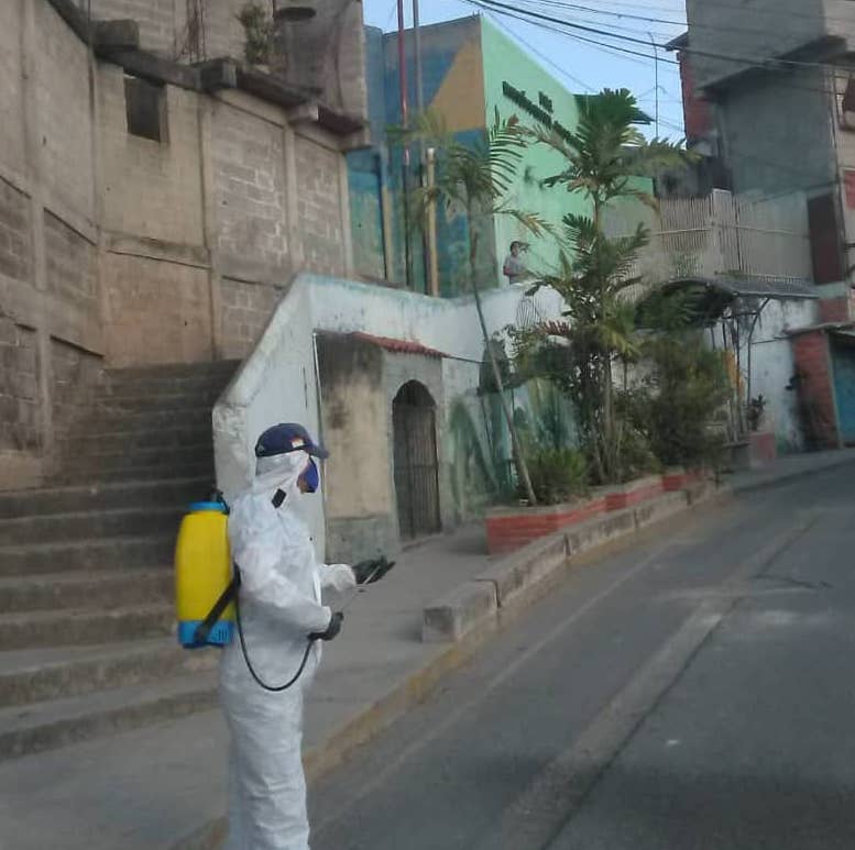 Desinfectan en tres  escuelas de Los Teques