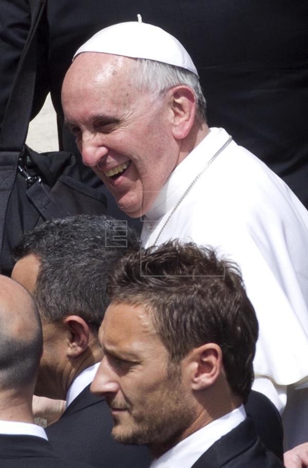 Papa subastará regalos de deportistas para recaudar fondos