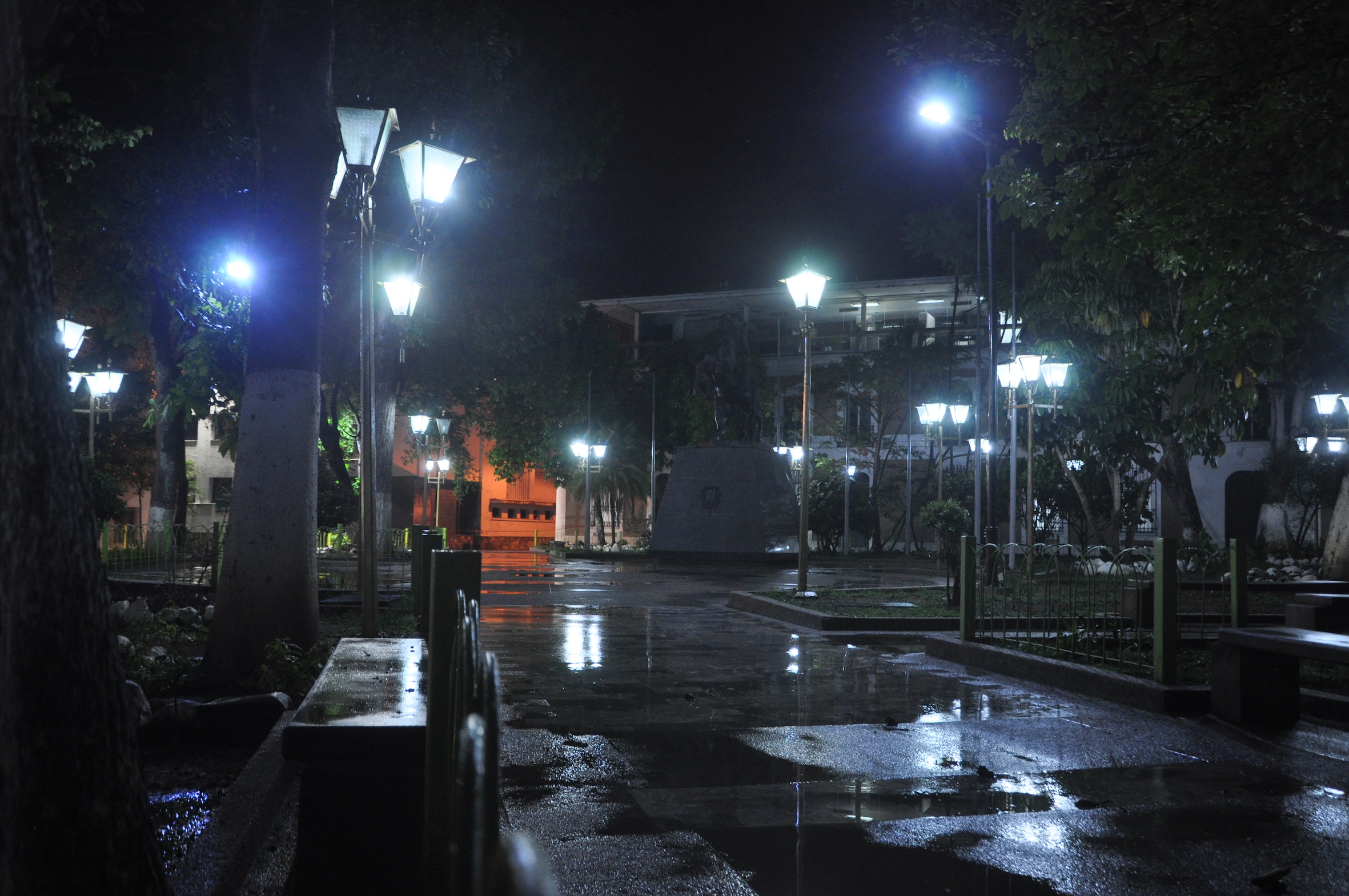 Vuelve la luz a la plaza Bolívar