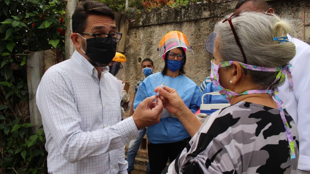 Pacientes con enfermedades crónicas reciben medicamentos