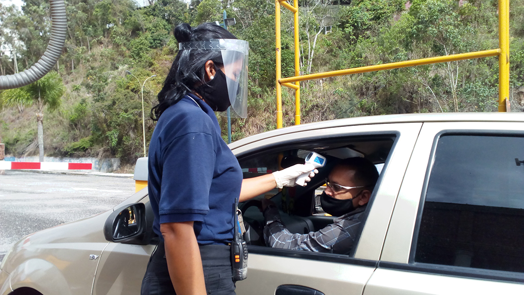 Activan termómetros infrarrojo en centros comerciales