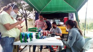 Venta de comida en el terminal los lagos