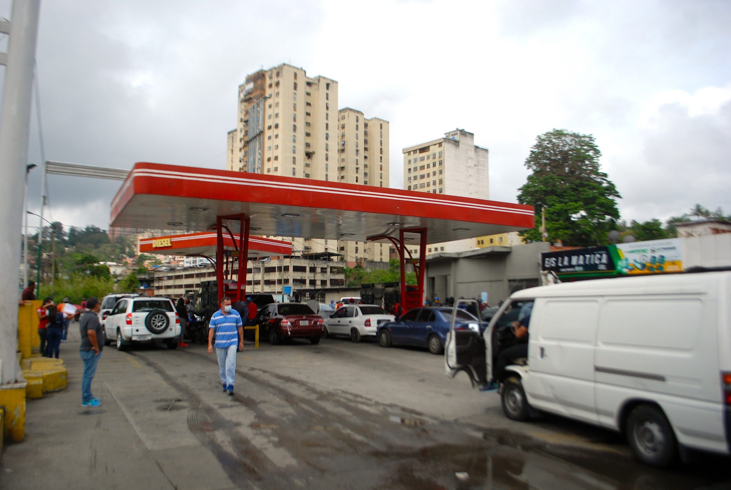30 litros de gasolina  despacharon en Los Teques