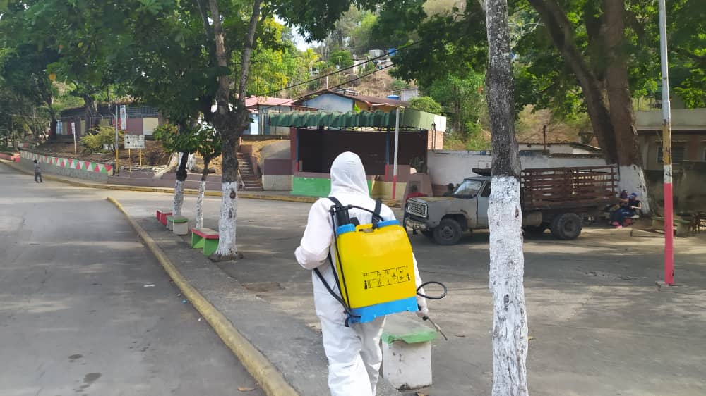Desinfectan espacios  públicos en Tácata