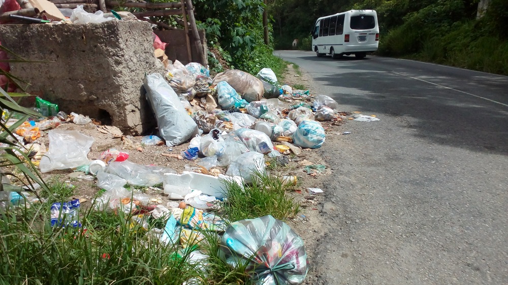 Claman por contendedores de basura en vía de Lagunetica