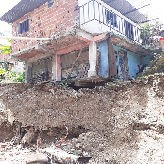 Casas a punto del colapso en Santa Eduvigis