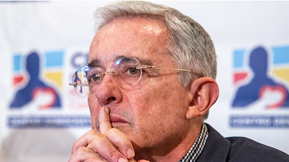 Uribe renunció al Senado colombiano