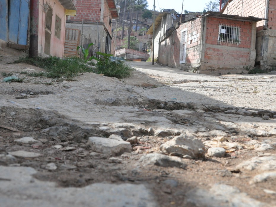 Vuelven a alertar sobre deterioro de la vía en Los Pinos