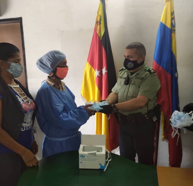 Fundavivir entrega tapabocas a miembros de la Guardia Patrimonial