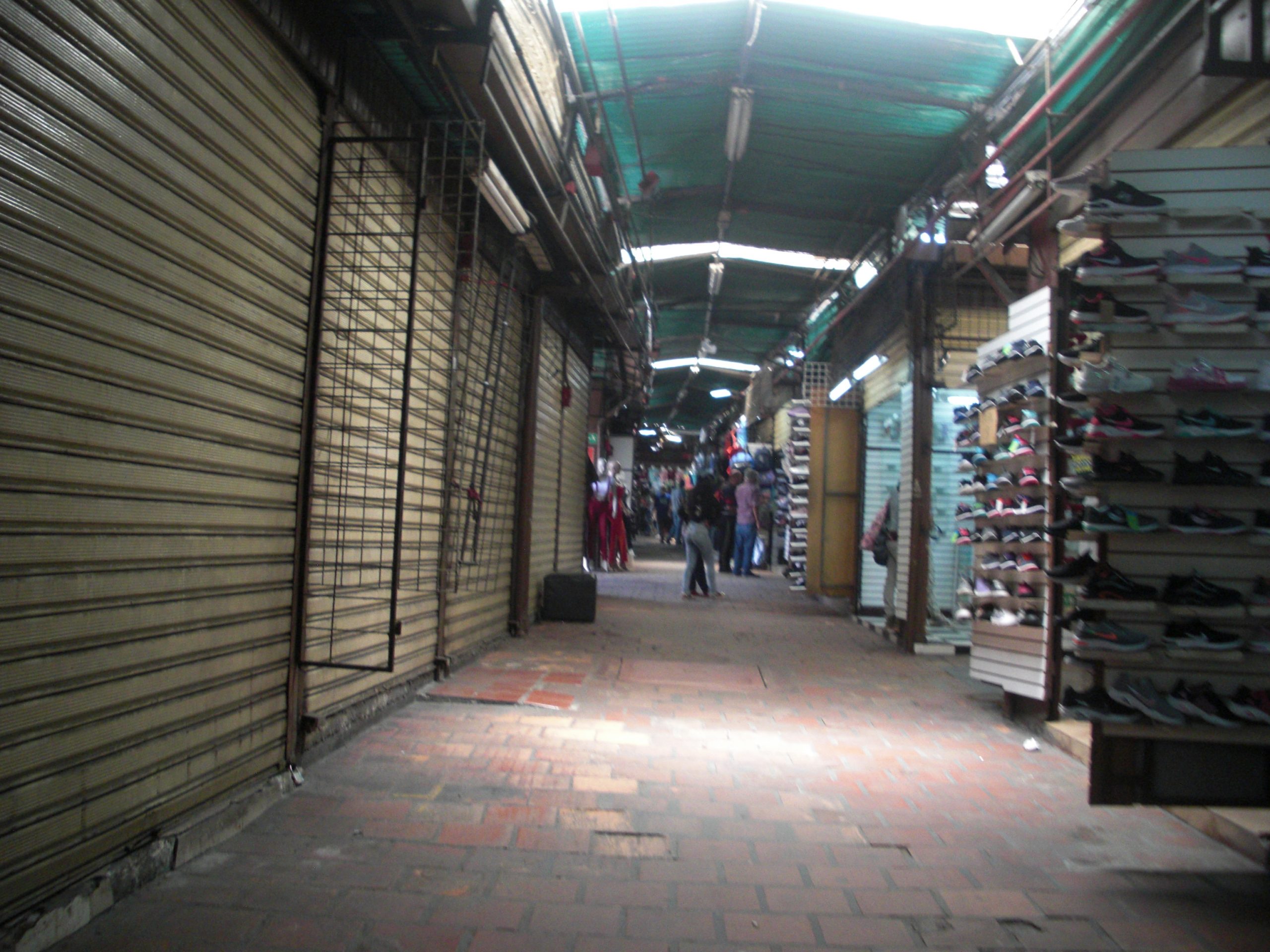 Mini tiendas la Hoyada entre abiertas y cerradas