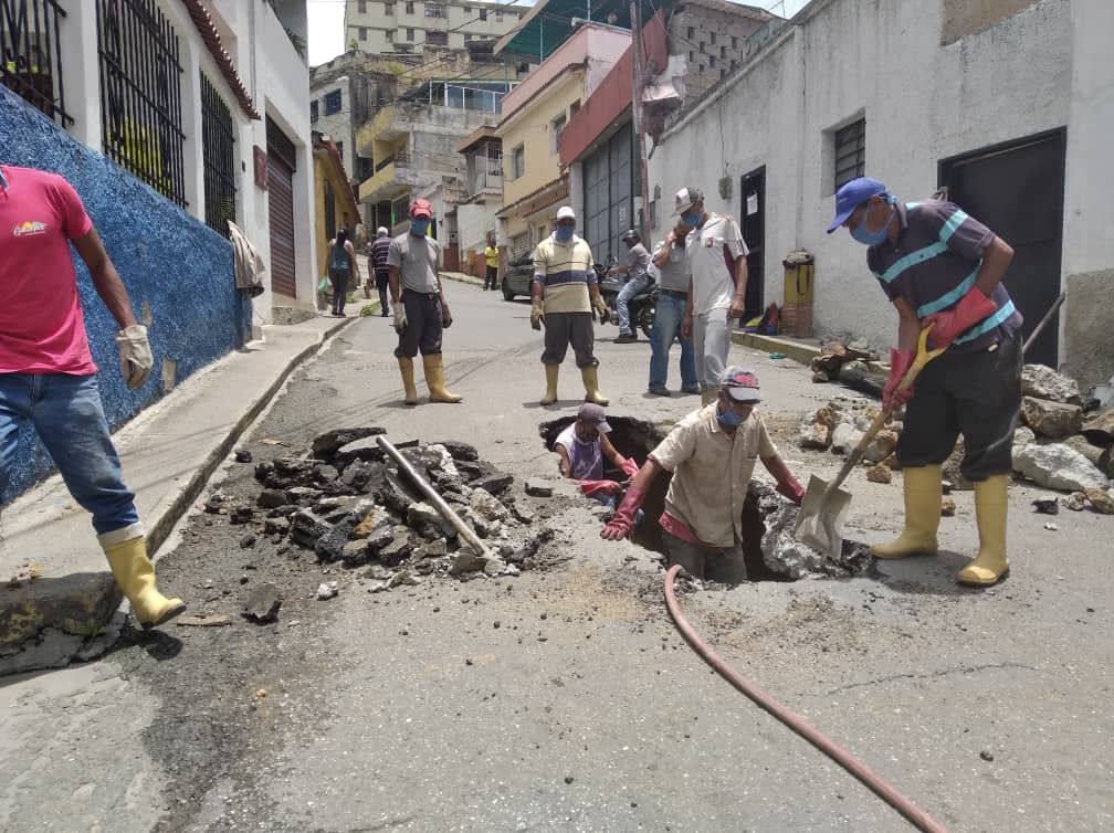Reparan colector de aguas servidas en El Guácharo