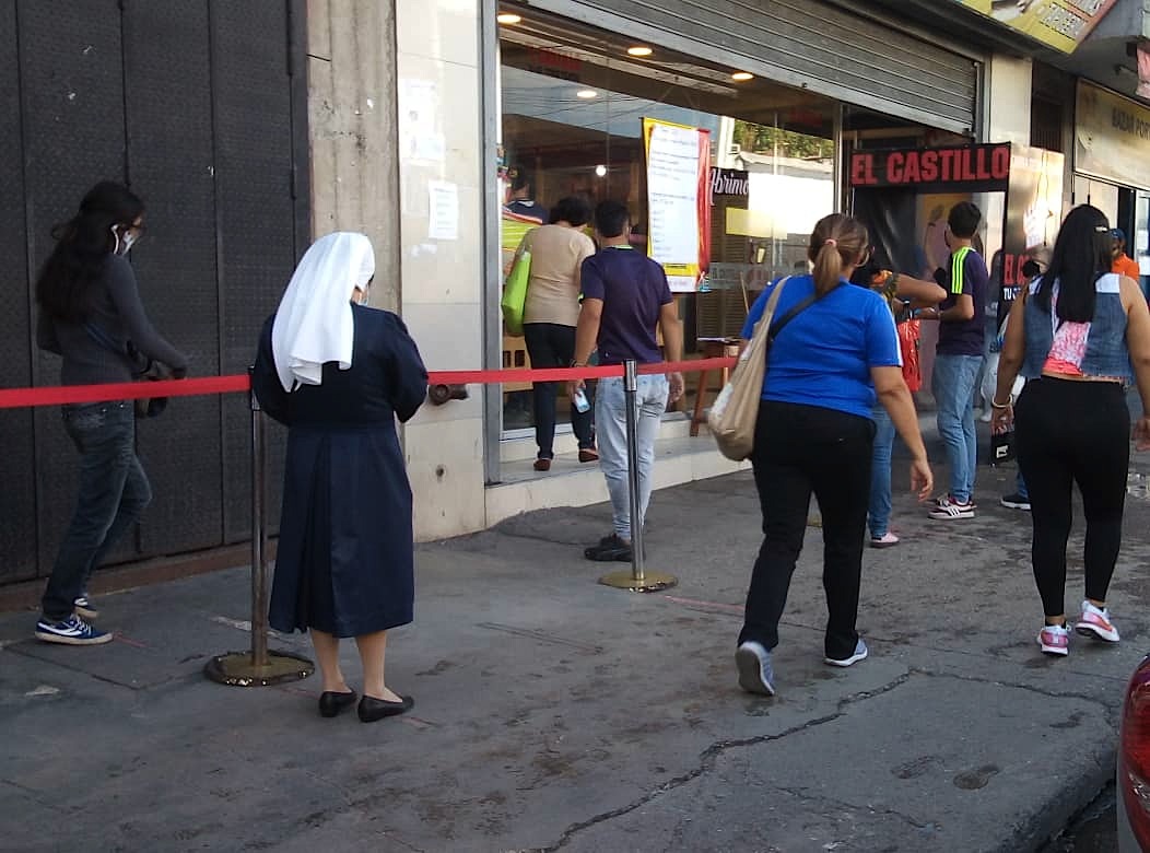 Instalan cabina de desinfección en comercios de Los Teques