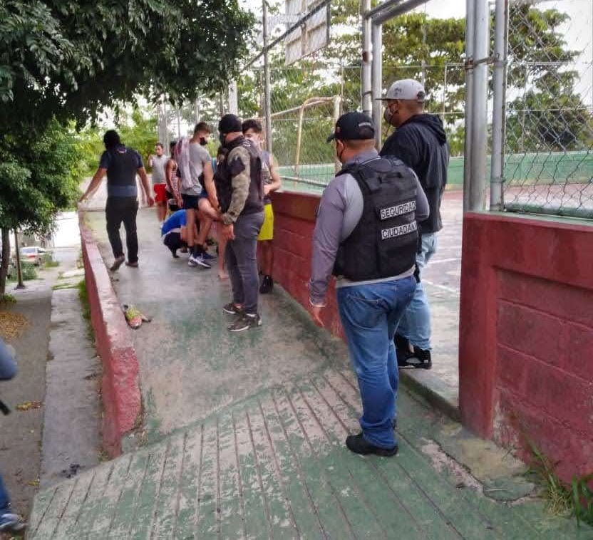 Más restricciones en sectores populares azotados por el virus