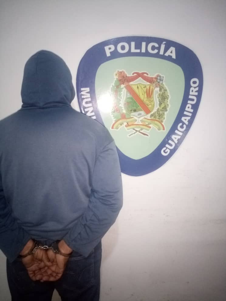 Detienen a cocinero por protestar en una cola de gasolina