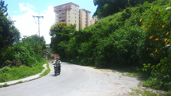 Habitantes de los Nuevos Teques afectados por los apagones